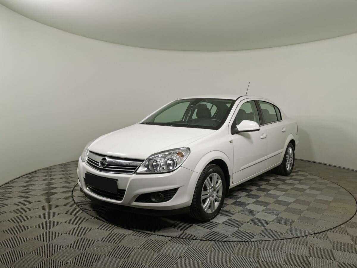 Opel Astra 2011 года с пробегом. Посмотреть фото