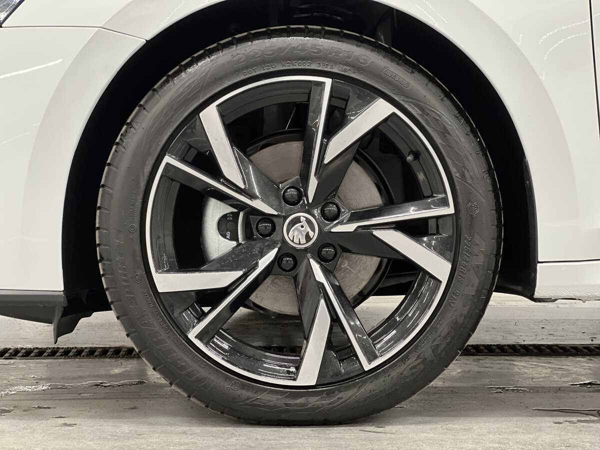 Skoda Octavia 2024 года с пробегом. Фото: #17