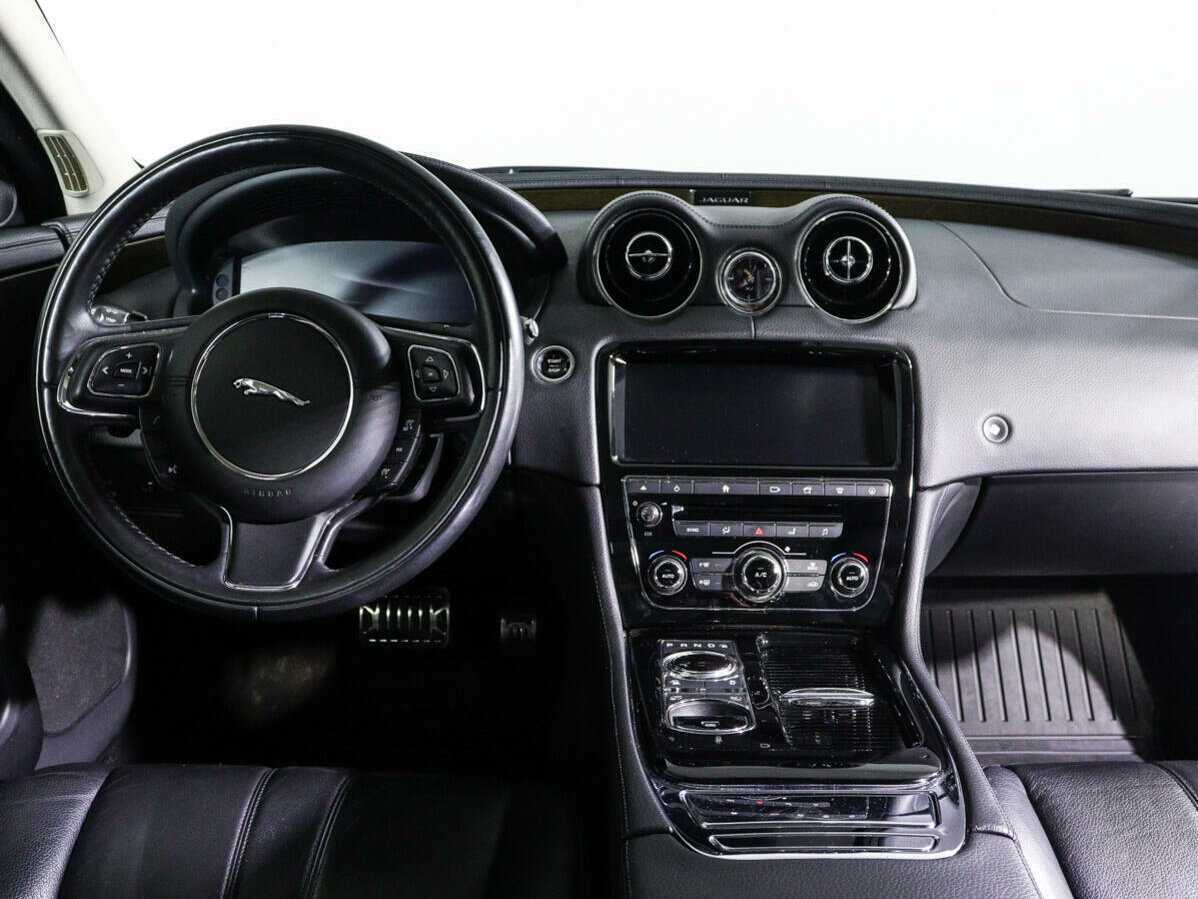Jaguar XJ 2018 года с пробегом. Фото: #11