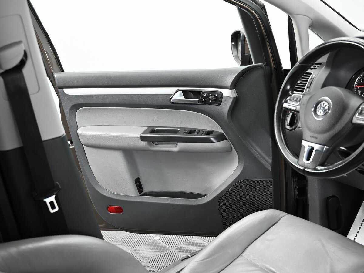 Volkswagen Touran 2012 года с пробегом. Фото: #4