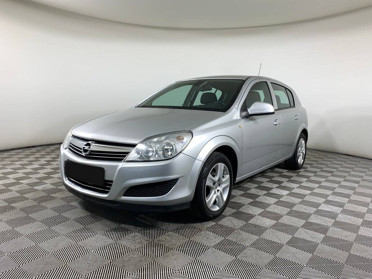 Opel Astra 2010 года с пробегом. Посмотреть фото