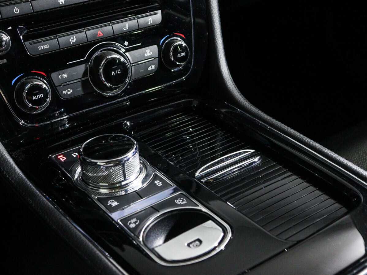Jaguar XJ 2018 года с пробегом. Фото: #20