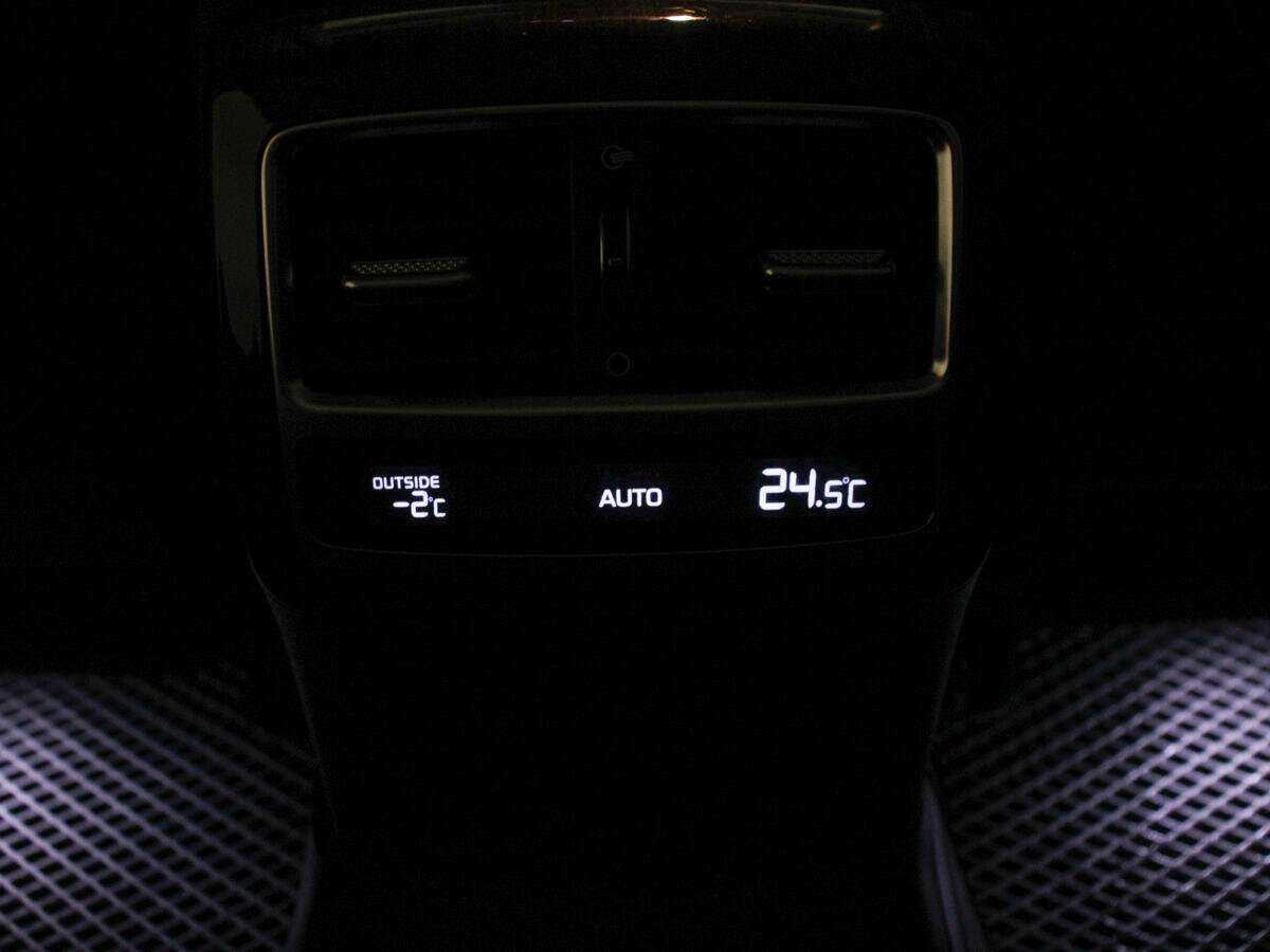 Kia K900 2019 года с пробегом. Фото: #30