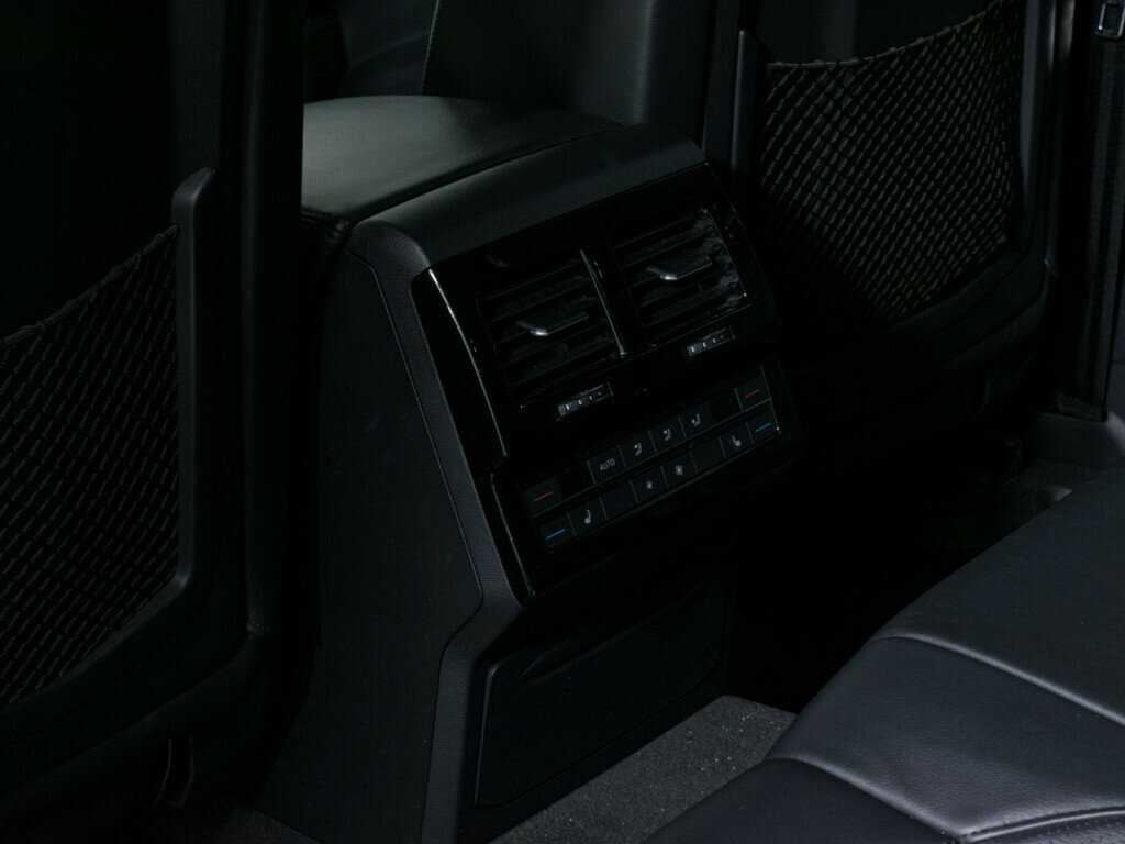 Volkswagen Touareg 2019 года с пробегом. Фото: #19