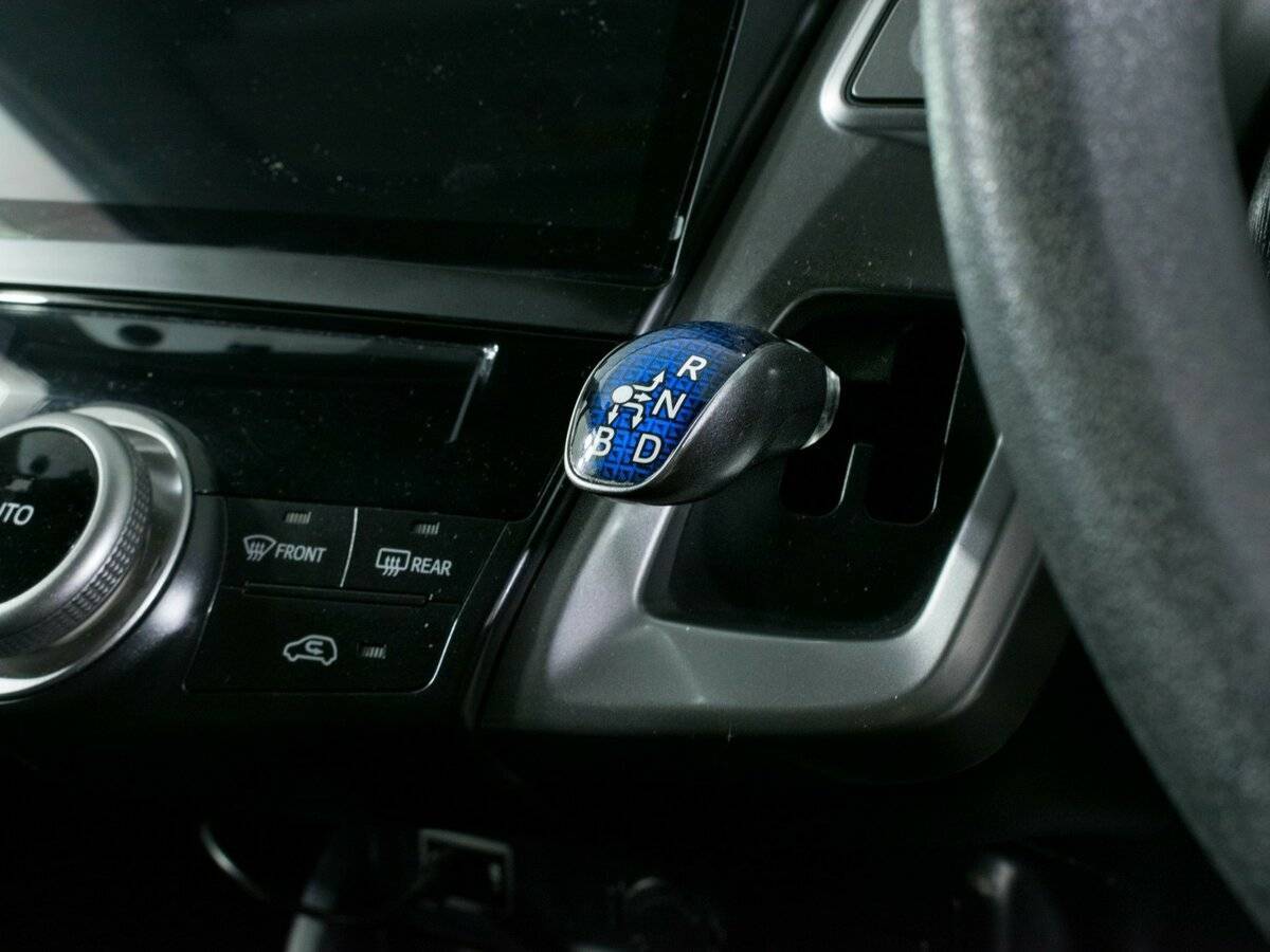 Toyota Prius Alpha 2017 года с пробегом. Фото: #15