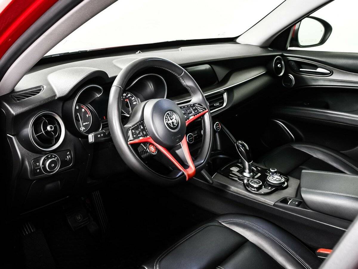 Alfa Romeo Stelvio 2017 года с пробегом. Фото: #12