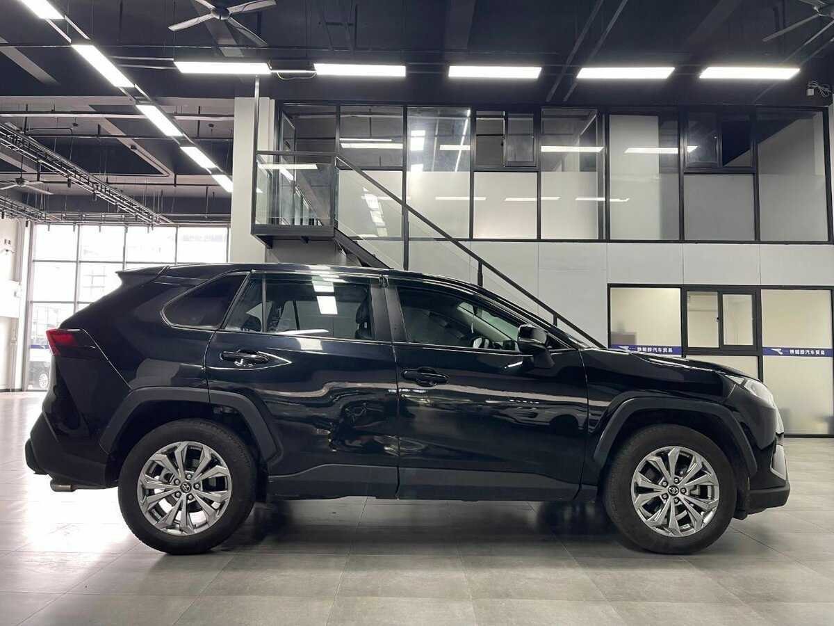 Toyota RAV4 2023 года с пробегом. Фото: #6