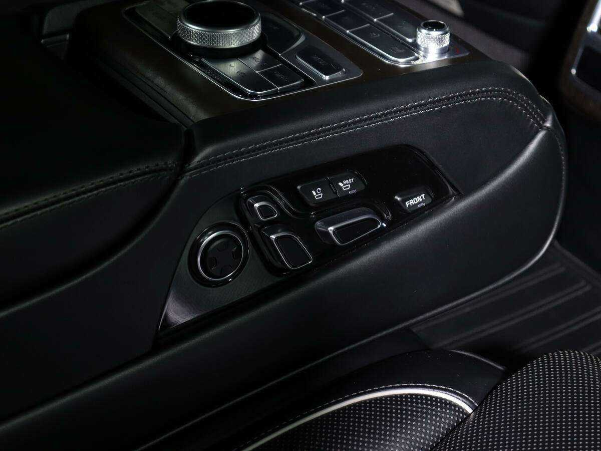 Kia K900 2019 года с пробегом. Фото: #17