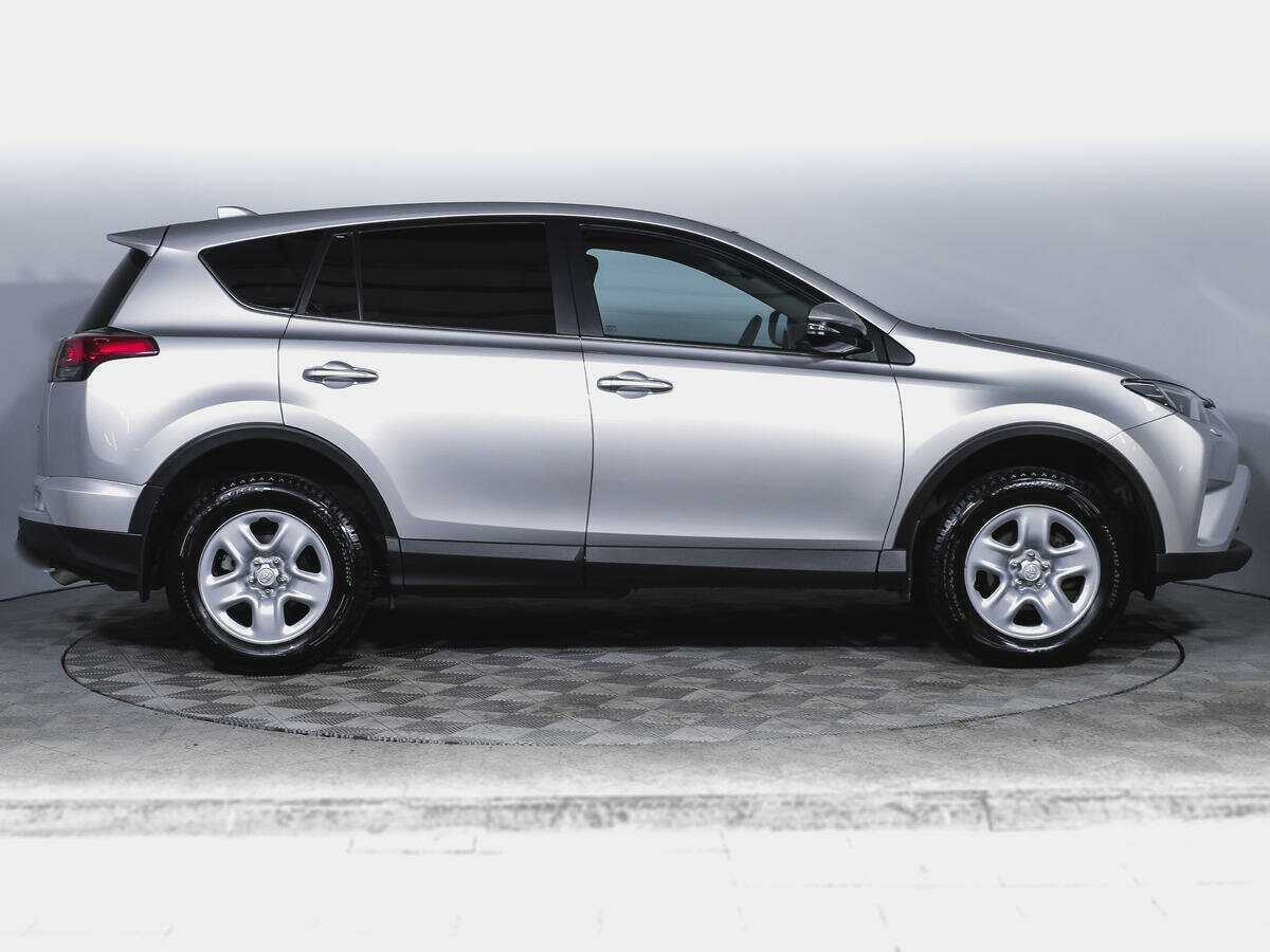 Toyota RAV4 2018 года с пробегом. Фото: #3