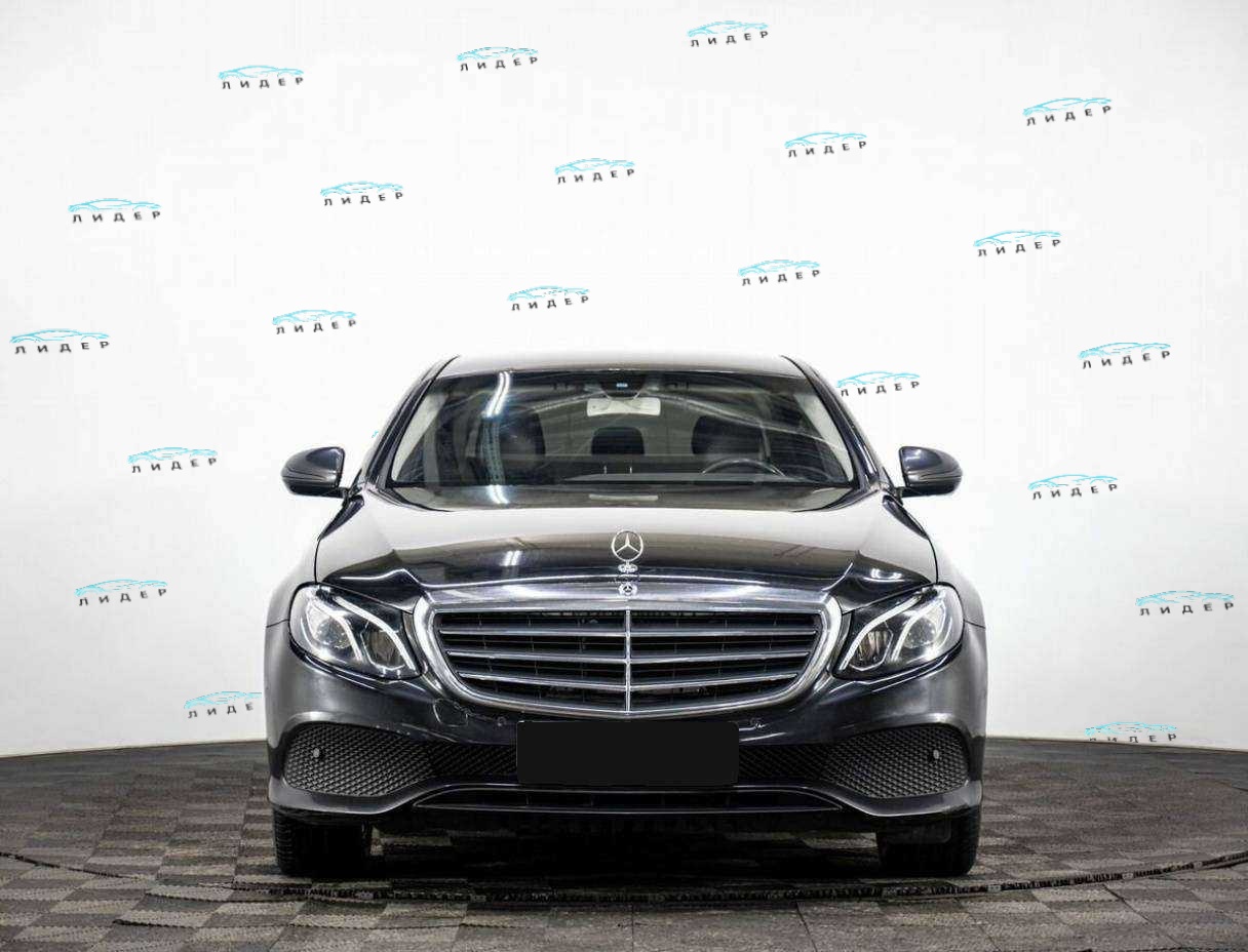 Б/У Мерседес-Бенц Е-Класс 2017 года. Фото: #1