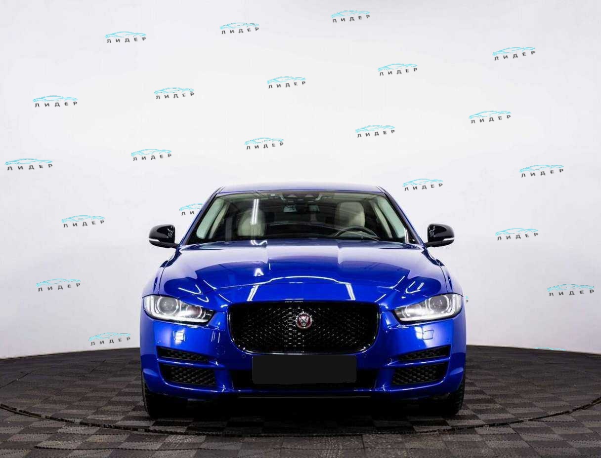 Б/У Ягуар ИксЕ 2017 года. Фото: #1