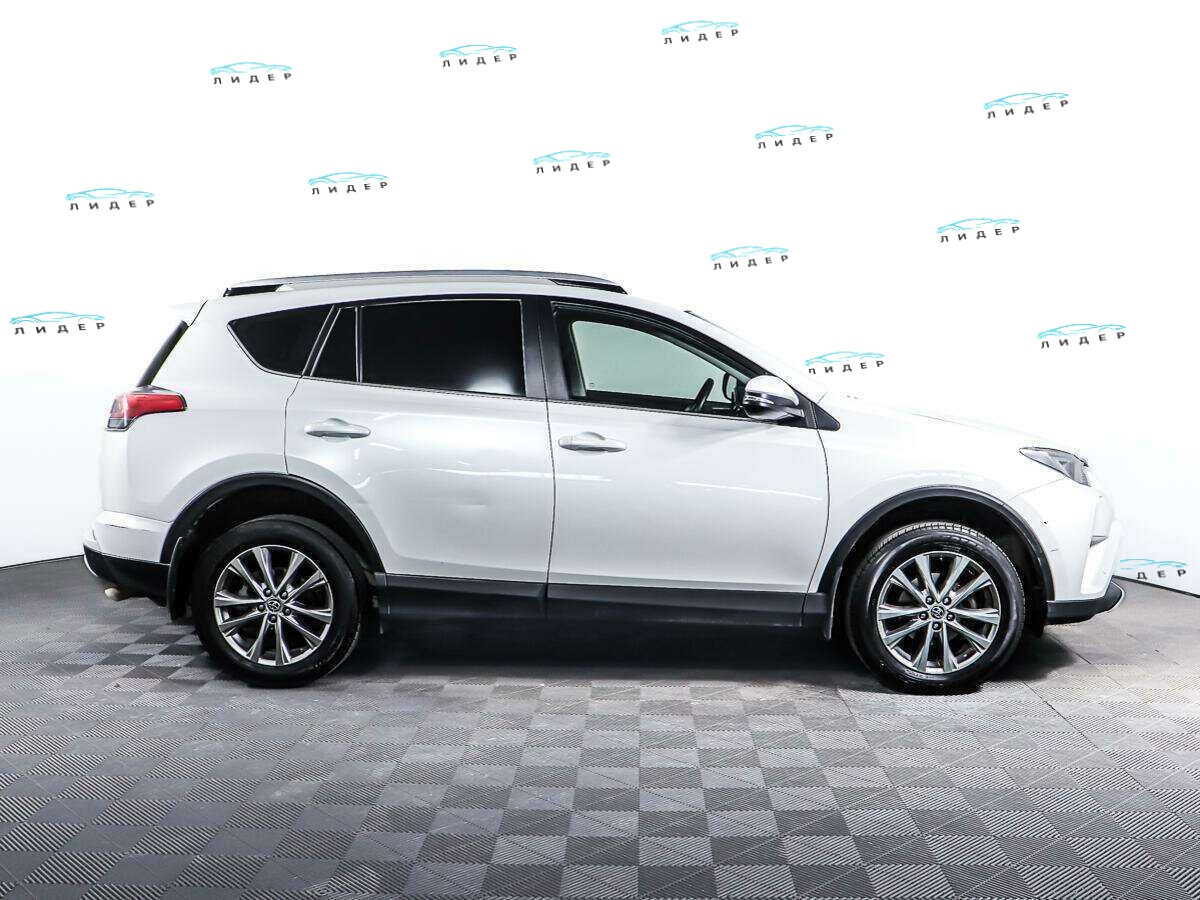 Б/У Тойота Рав4 2018 года. Фото: #3