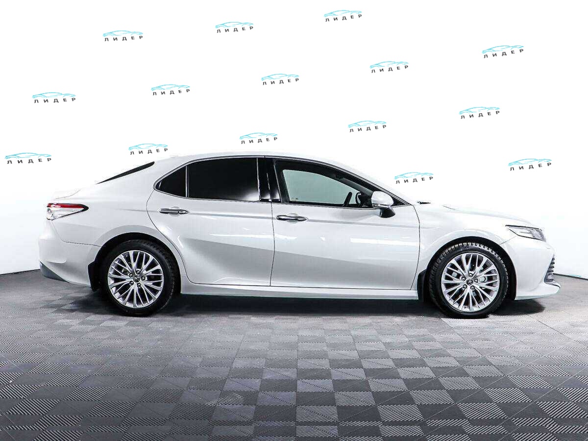 Б/У Тойота Камри 2018 года. Фото: #3