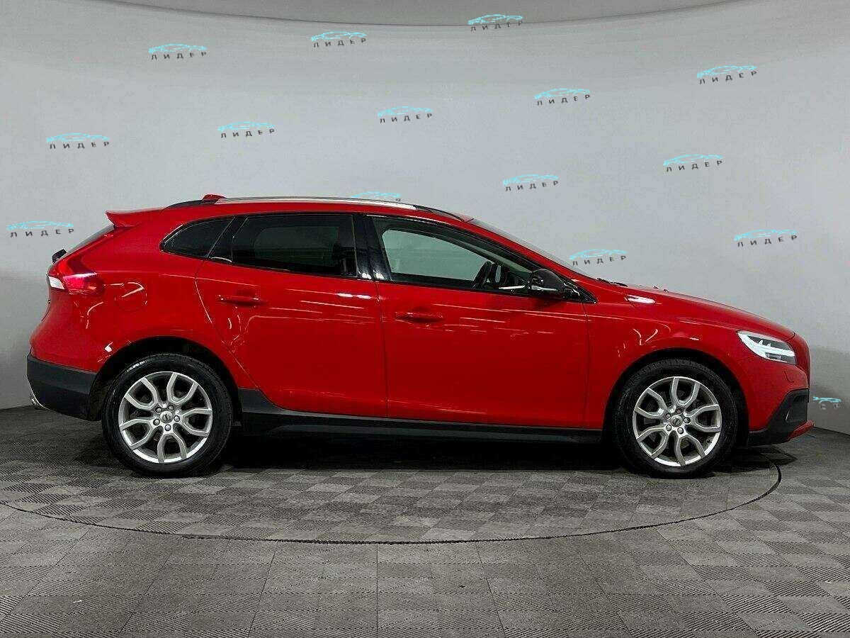 Б/У Вольво В40 Кросс Кантри 2018 года. Фото: #3