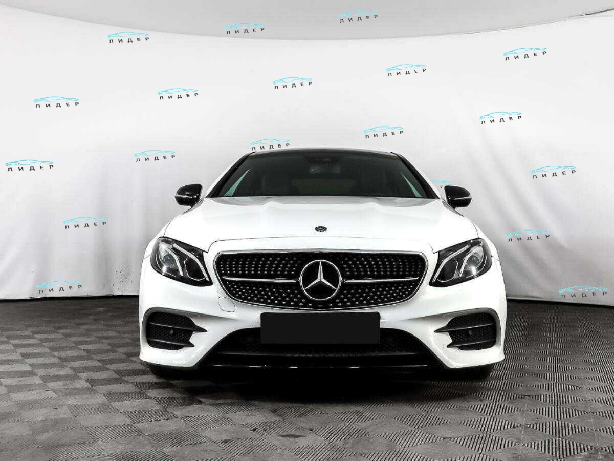 Б/У Мерседес-Бенц Е-Класс 2017 года. Фото: #1