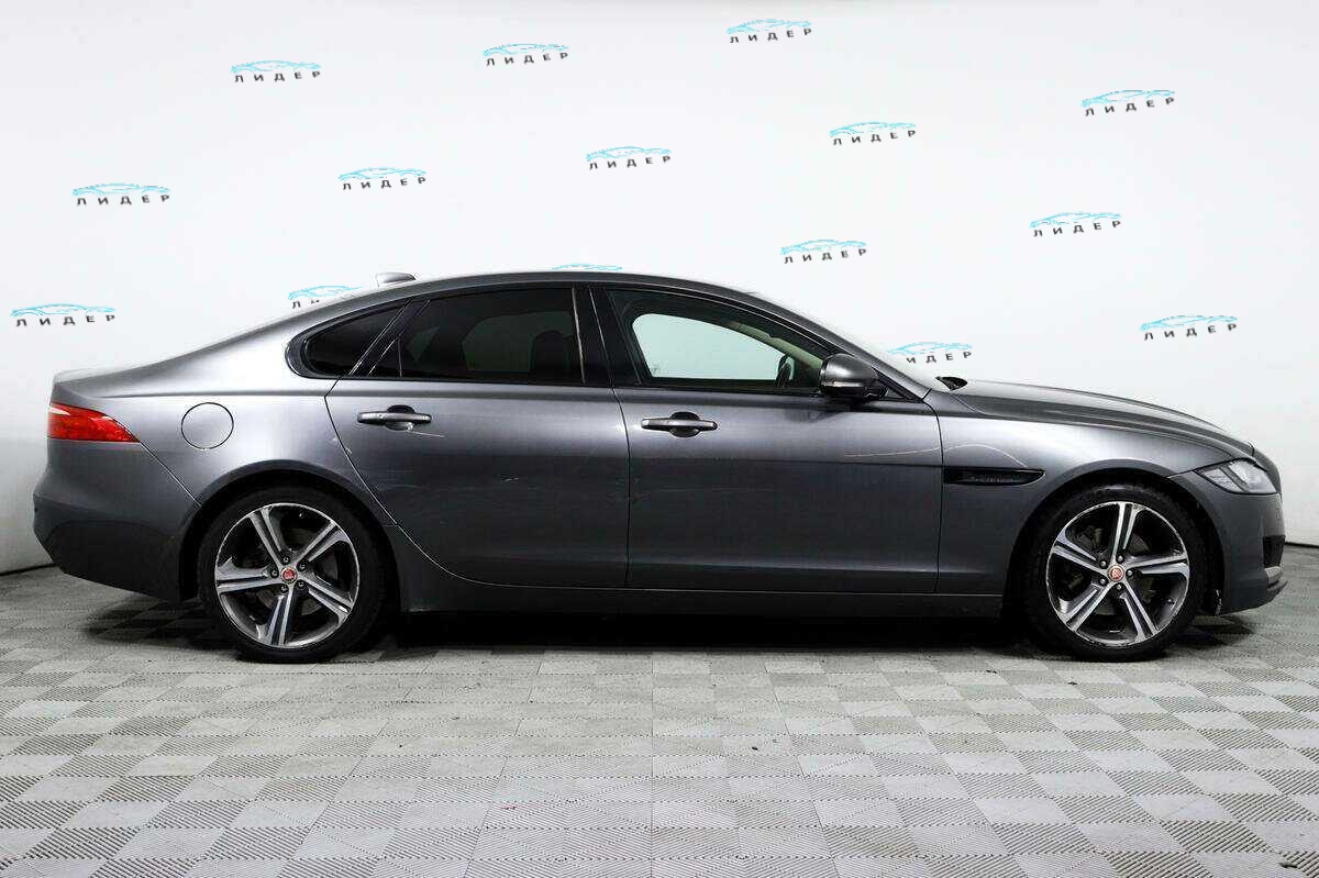 Б/У Ягуар ИксФ 2016 года. Фото: #3