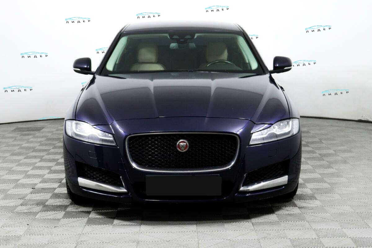 Б/У Ягуар ИксФ 2016 года. Фото: #1