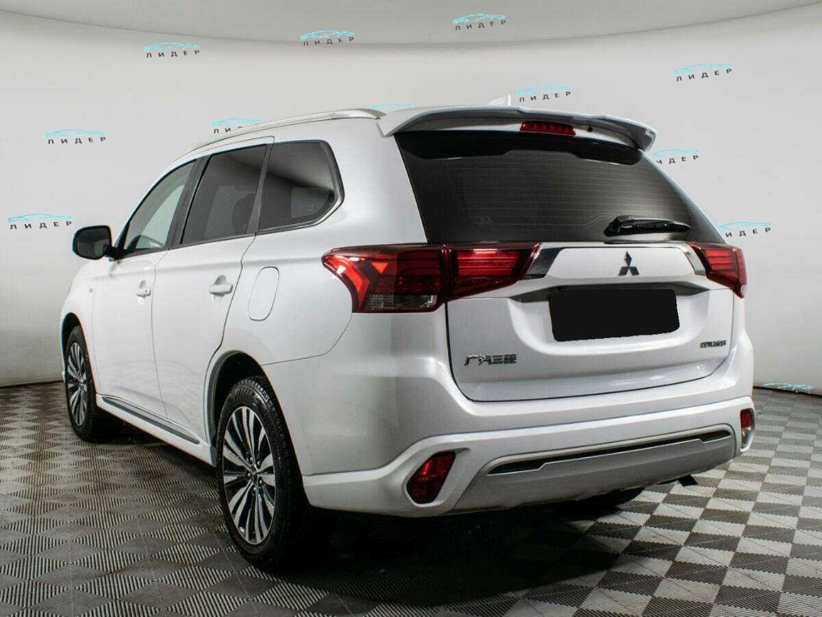 Б/У Митсубиши Оутлэндер 2022 года. Фото: #6