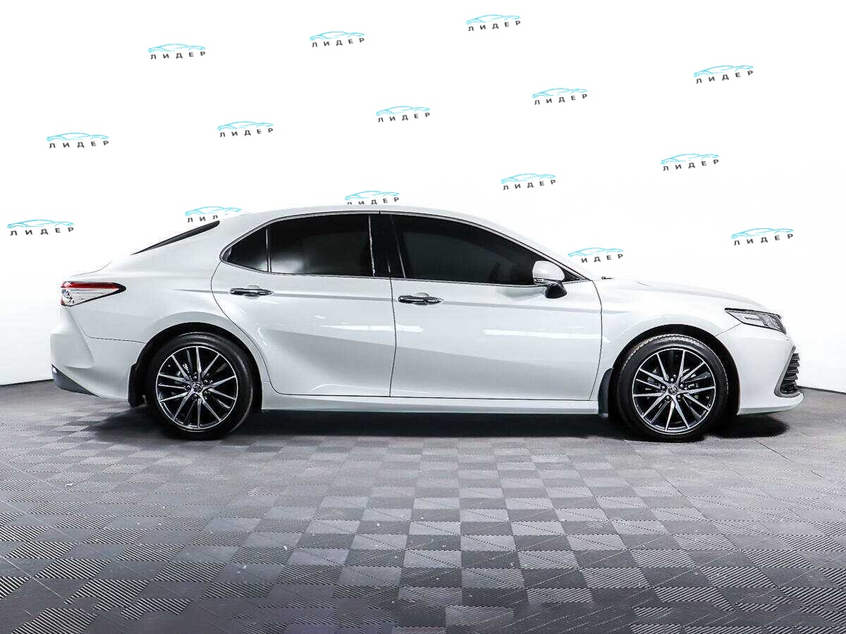 Б/У Тойота Камри 2022 года. Фото: #3