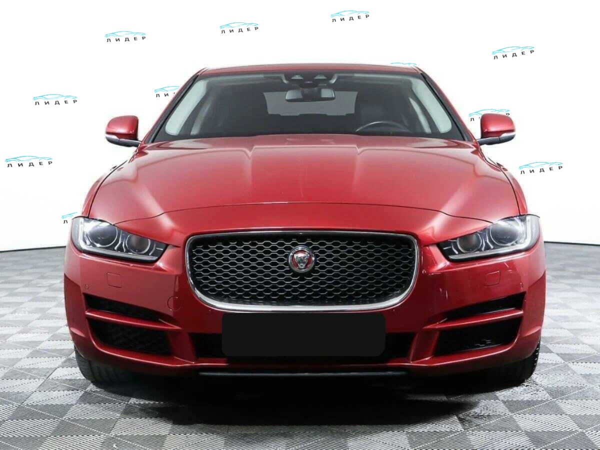 Б/У Ягуар ИксЕ 2018 года. Фото: #1