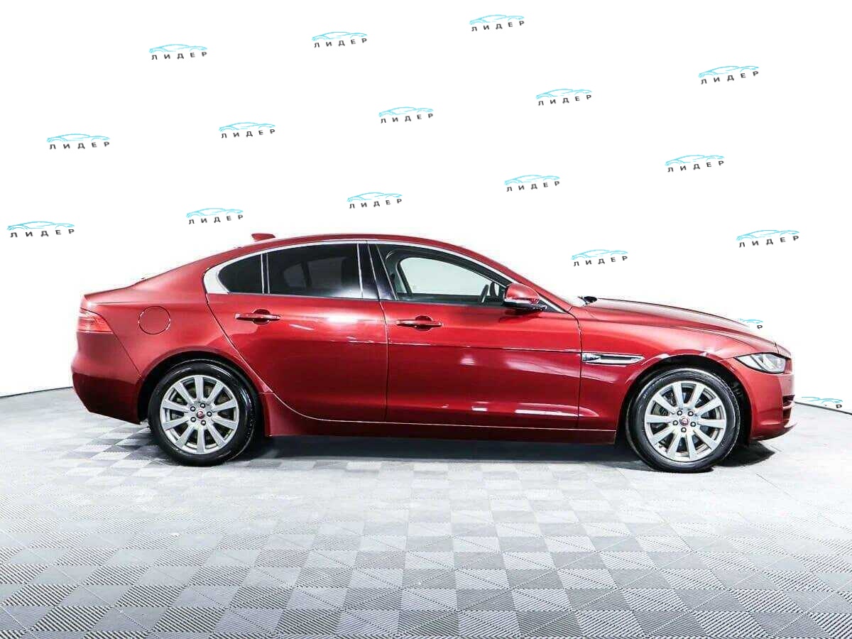 Б/У Ягуар ИксЕ 2018 года. Фото: #3