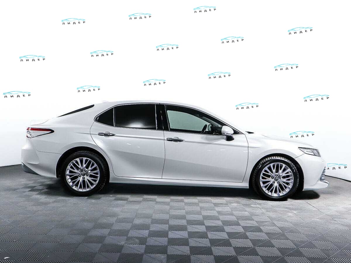 Б/У Тойота Камри 2018 года. Фото: #3