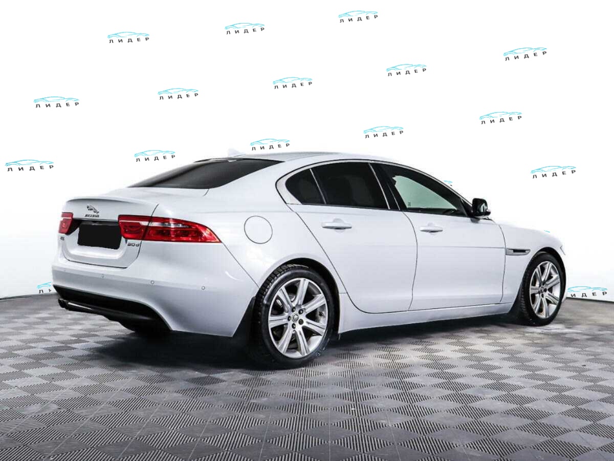 Б/У Ягуар ИксЕ 2015 года. Фото: #4