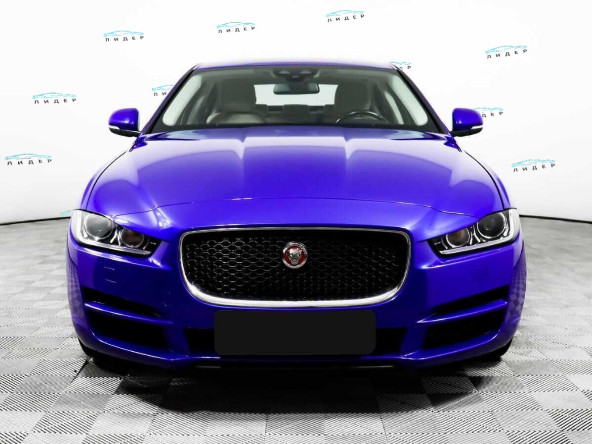 Б/У Ягуар ИксЕ 2018 года. Фото: #1