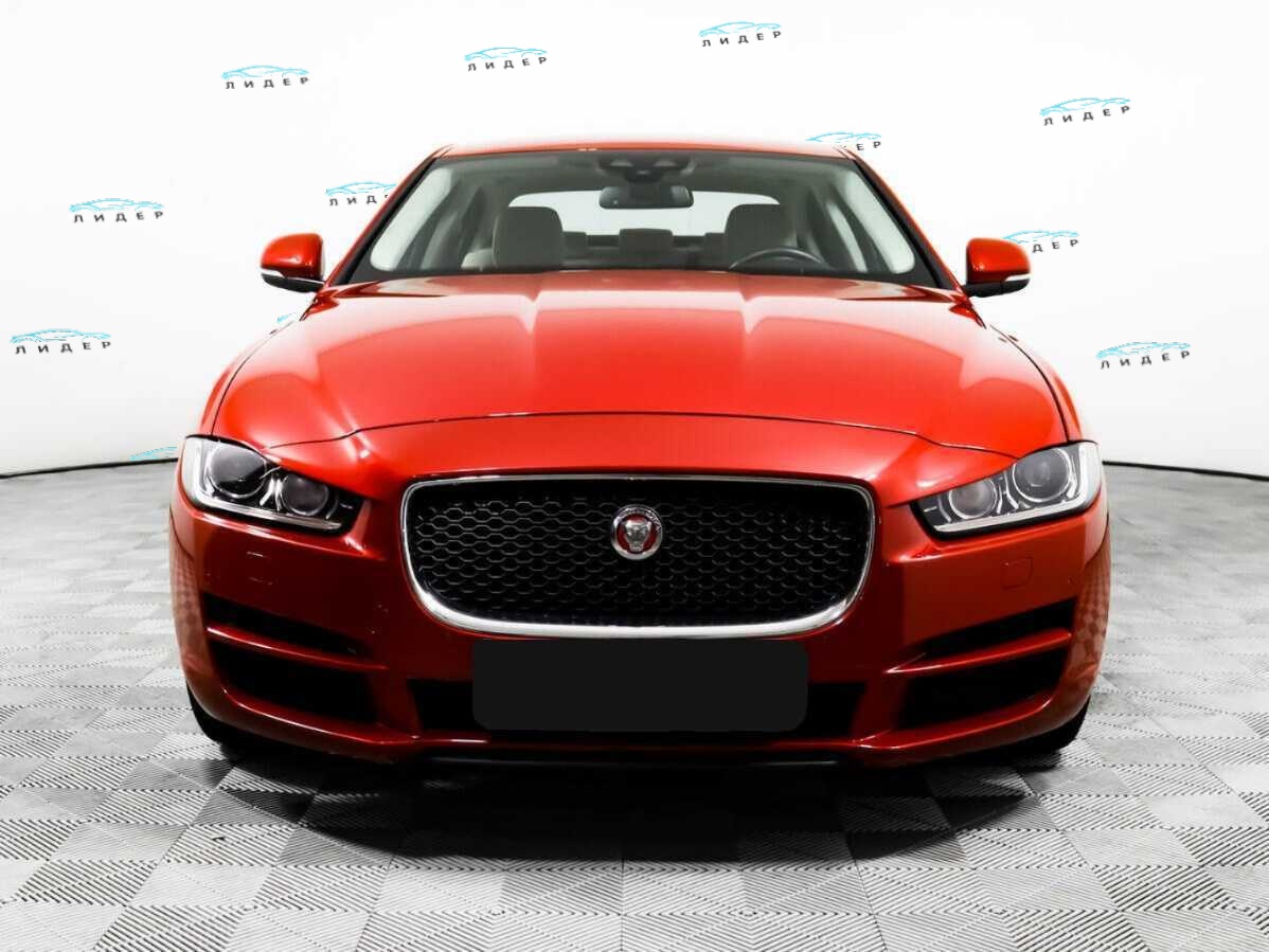 Б/У Ягуар ИксЕ 2017 года. Фото: #1