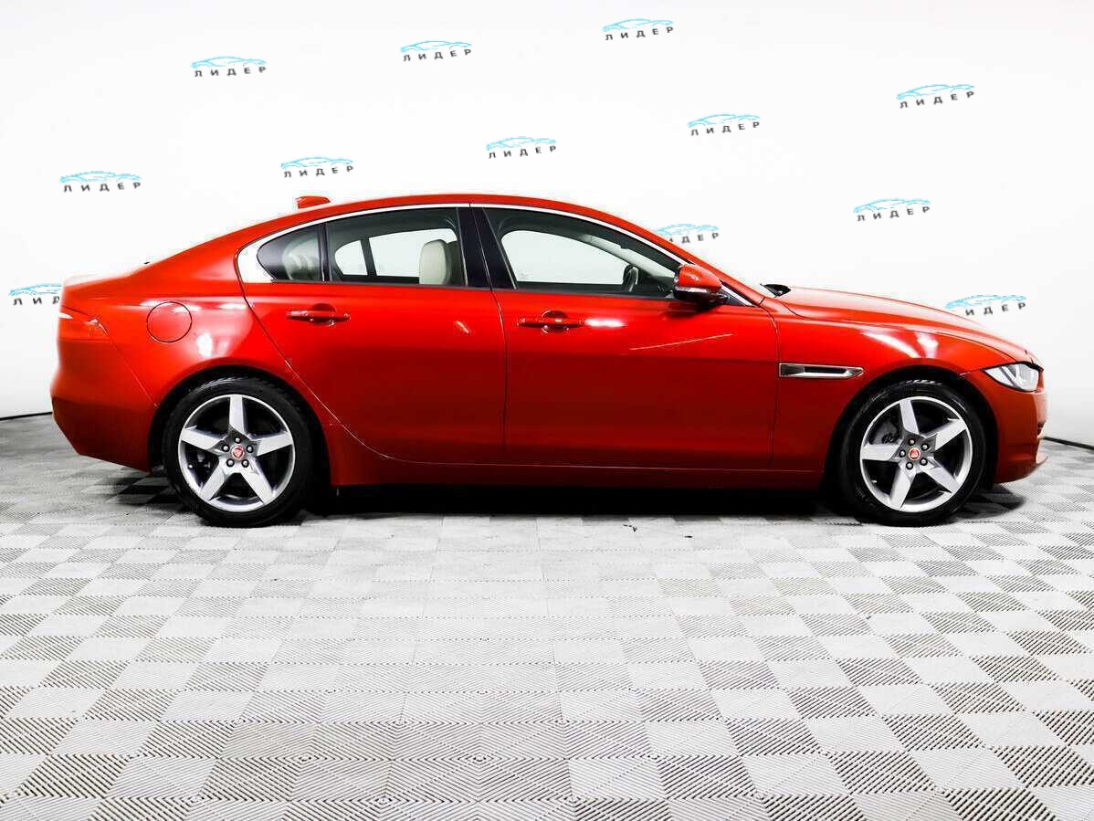 Б/У Ягуар ИксЕ 2017 года. Фото: #3