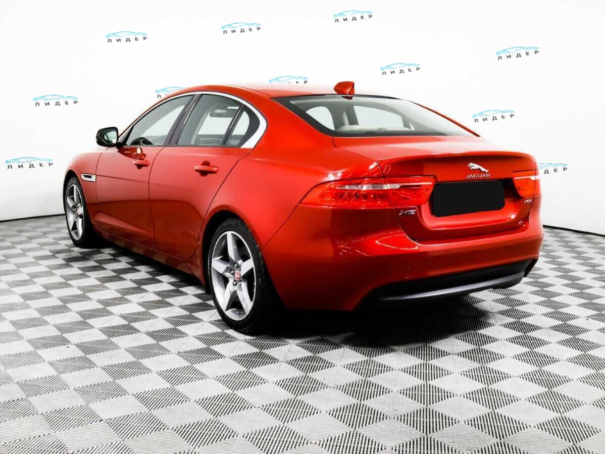 Б/У Ягуар ИксЕ 2017 года. Фото: #6
