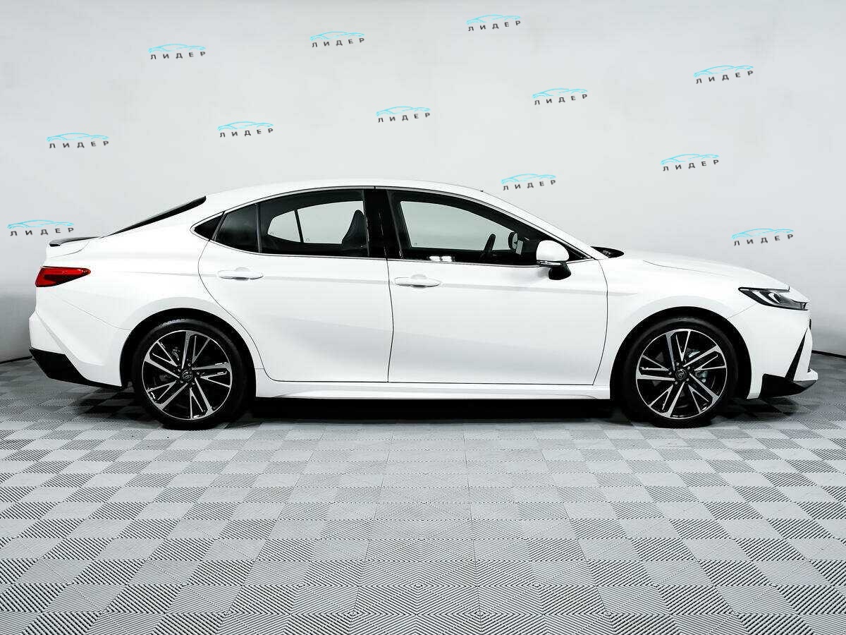 Б/У Тойота Камри 2024 года. Фото: #3