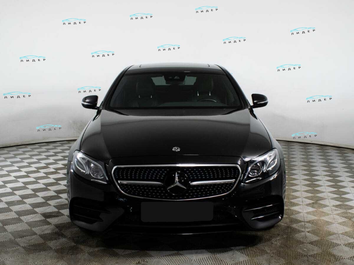Б/У Мерседес-Бенц Е-Класс 2017 года. Фото: #1