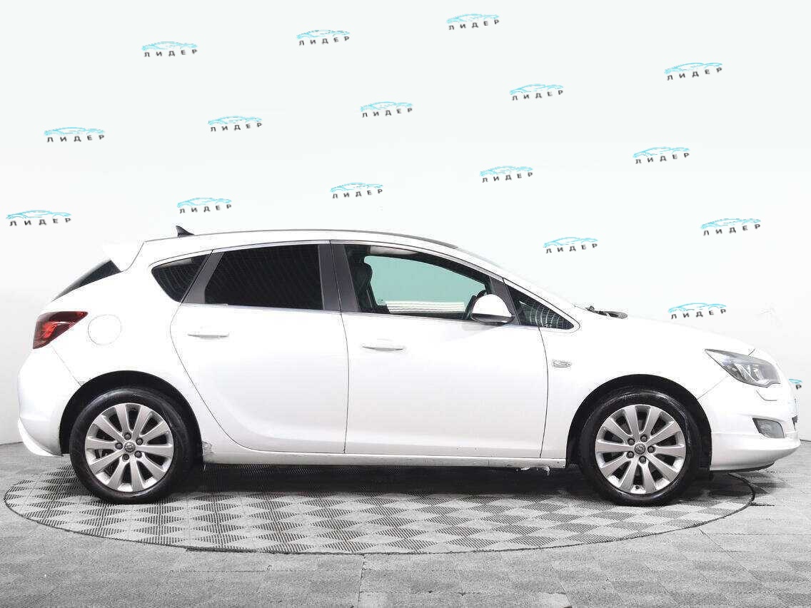 Б/У Опель Астра 2011 года. Фото: #2