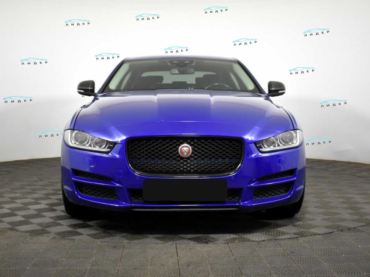Б/У Ягуар ИксЕ 2016 года. Фото: #1
