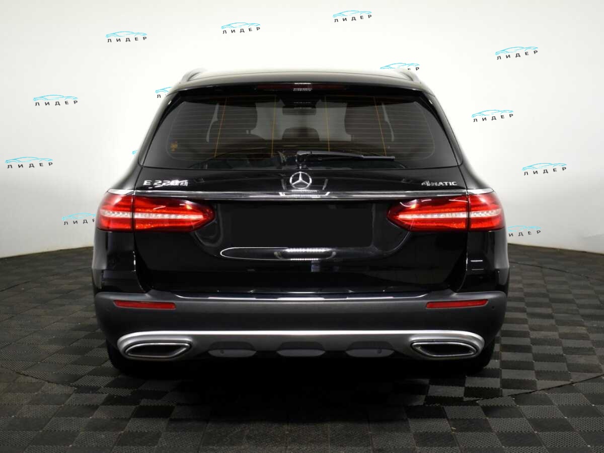 Б/У Мерседес-Бенц Е-Класс 2017 года. Фото: #4