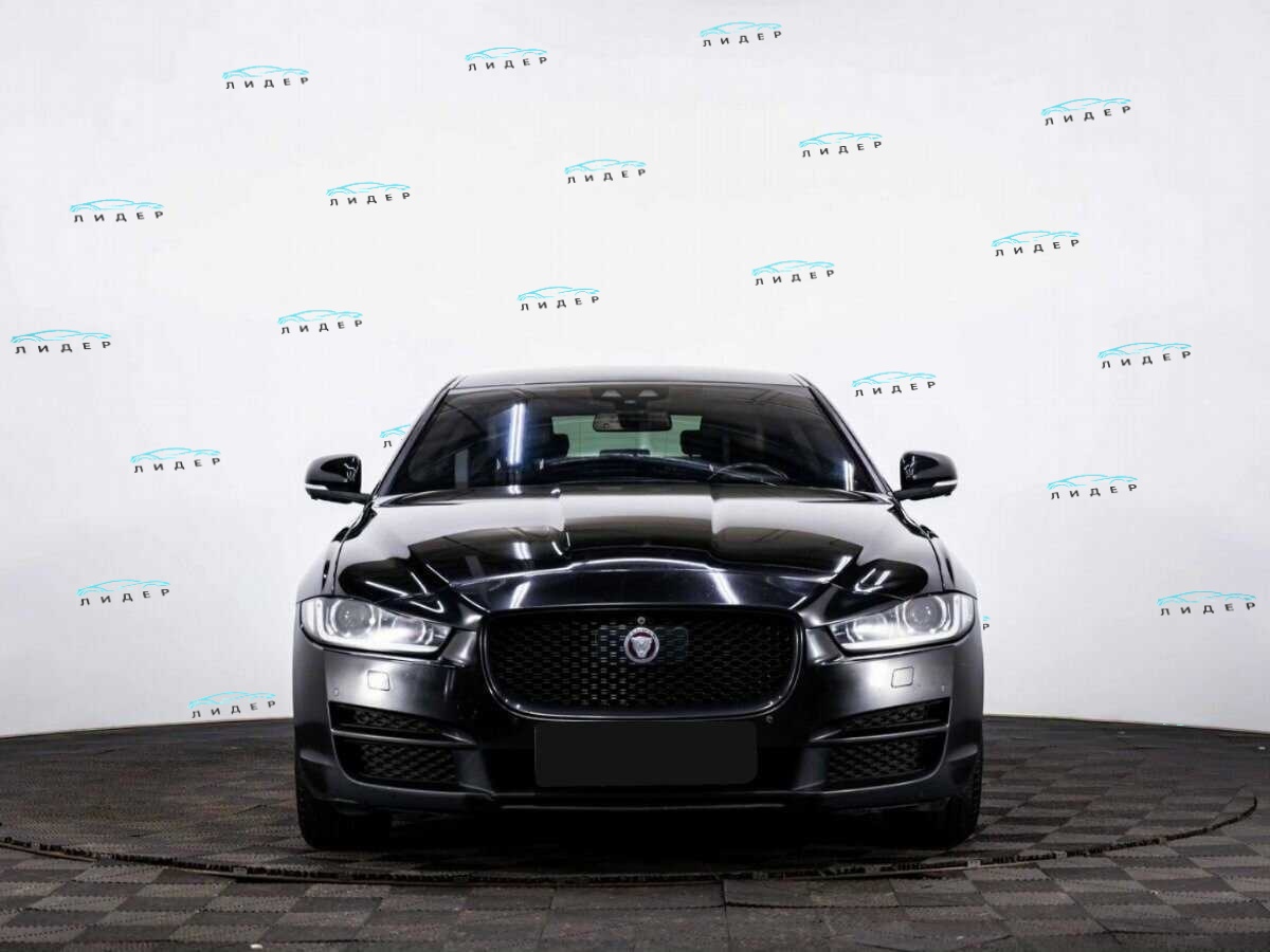 Б/У Ягуар ИксЕ 2016 года. Фото: #1