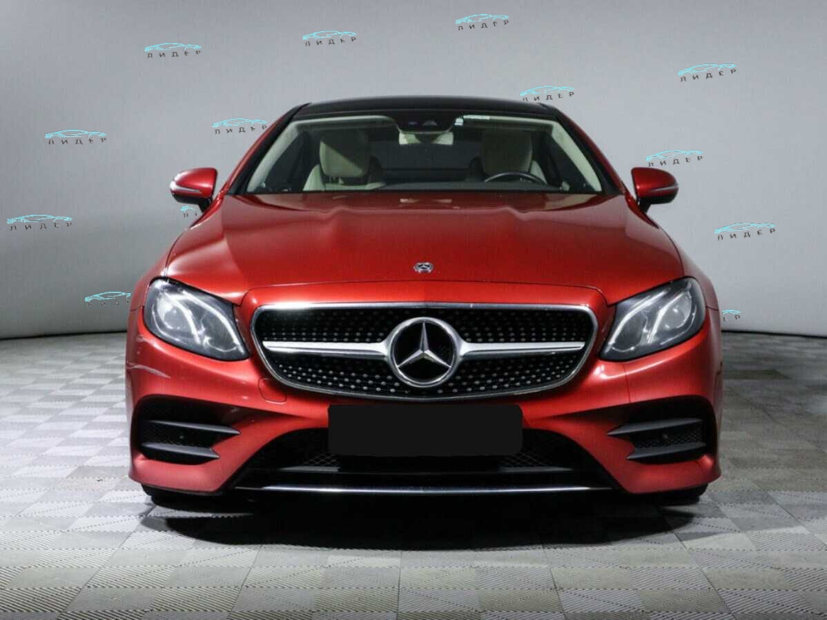 Б/У Мерседес-Бенц Е-Класс 2018 года. Фото: #1