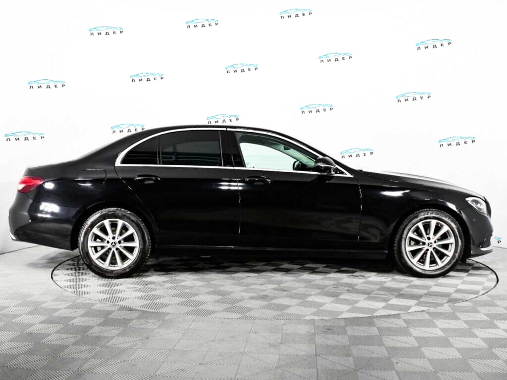 Б/У Мерседес-Бенц Е-Класс 2021 года. Фото: #3