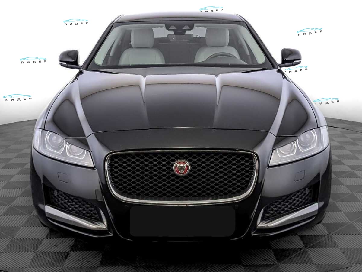 Б/У Ягуар ИксФ 2018 года. Фото: #1