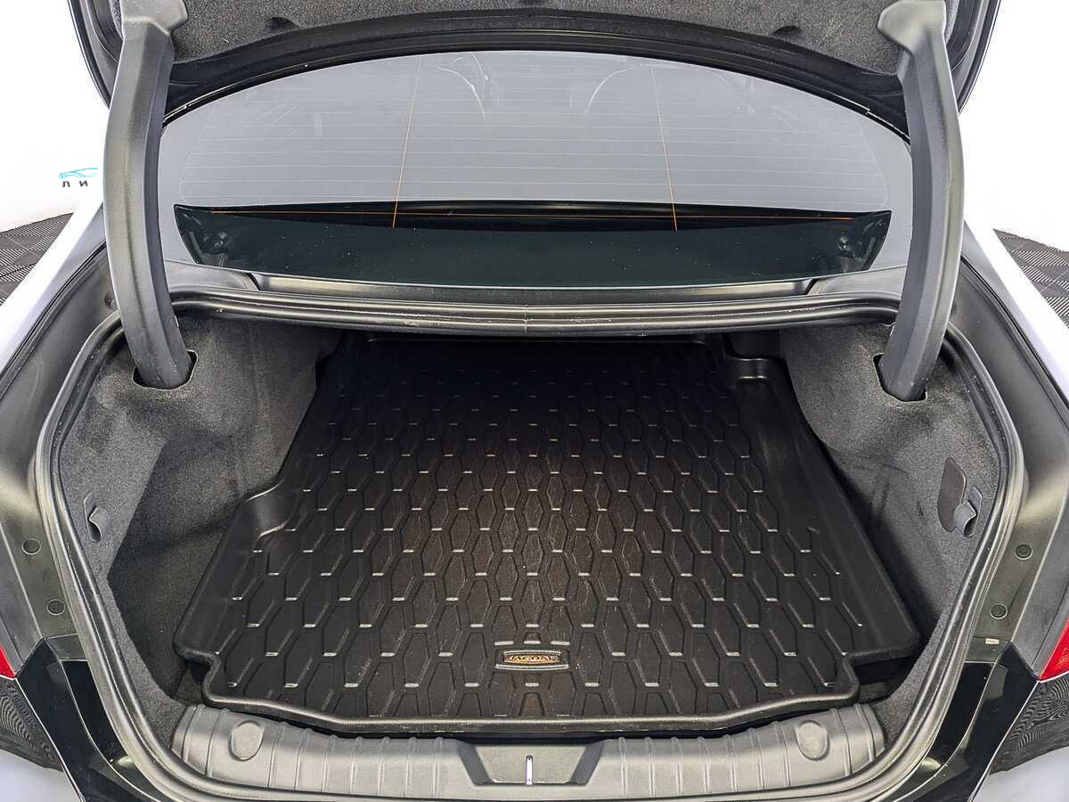 Б/У Ягуар ИксФ 2018 года. Фото: #9