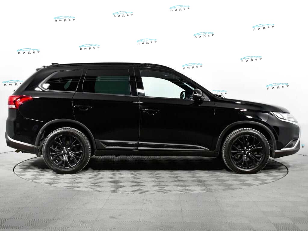 Б/У Митсубиши Оутлэндер 2021 года. Фото: #3