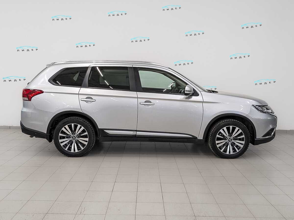 Б/У Митсубиши Оутлэндер 2020 года. Фото: #3