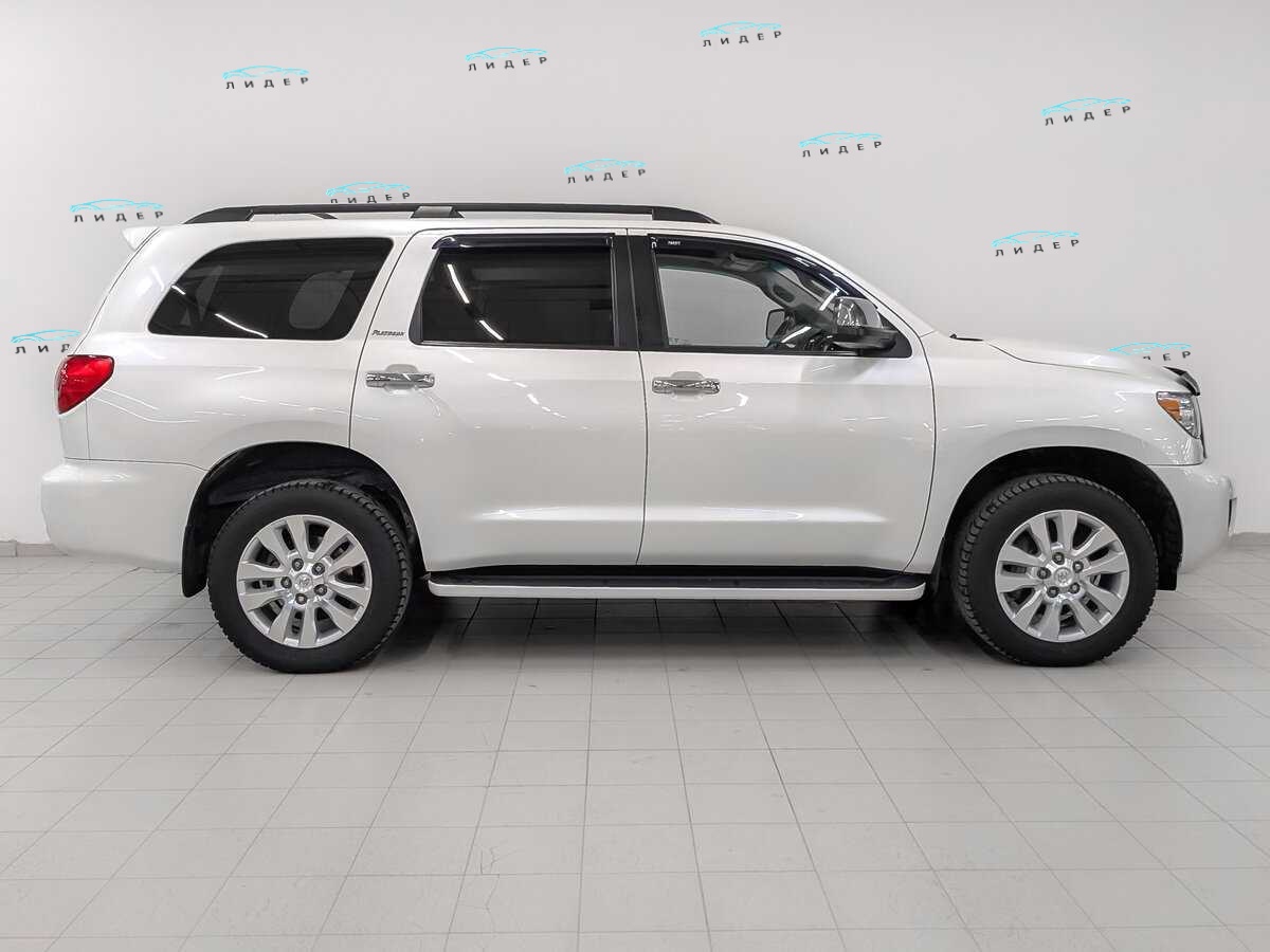 Б/У Тойота Sequoia 2013 года. Фото: #3