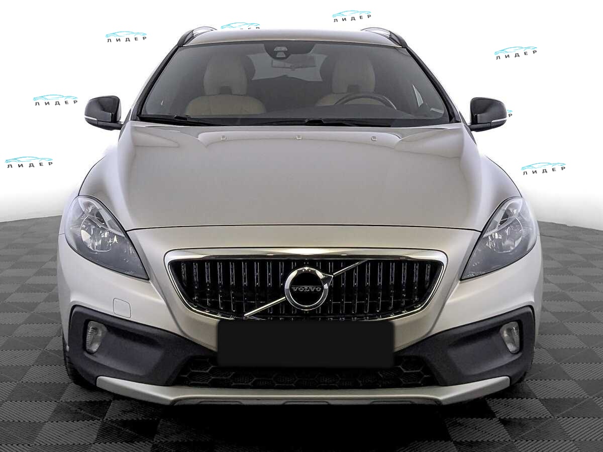 Б/У Вольво V40 2018 года. Фото: #1