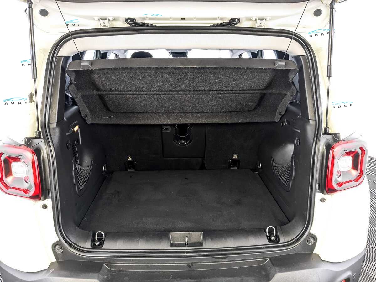 Б/У Джип Ренеджейд 2019 года. Фото: #9