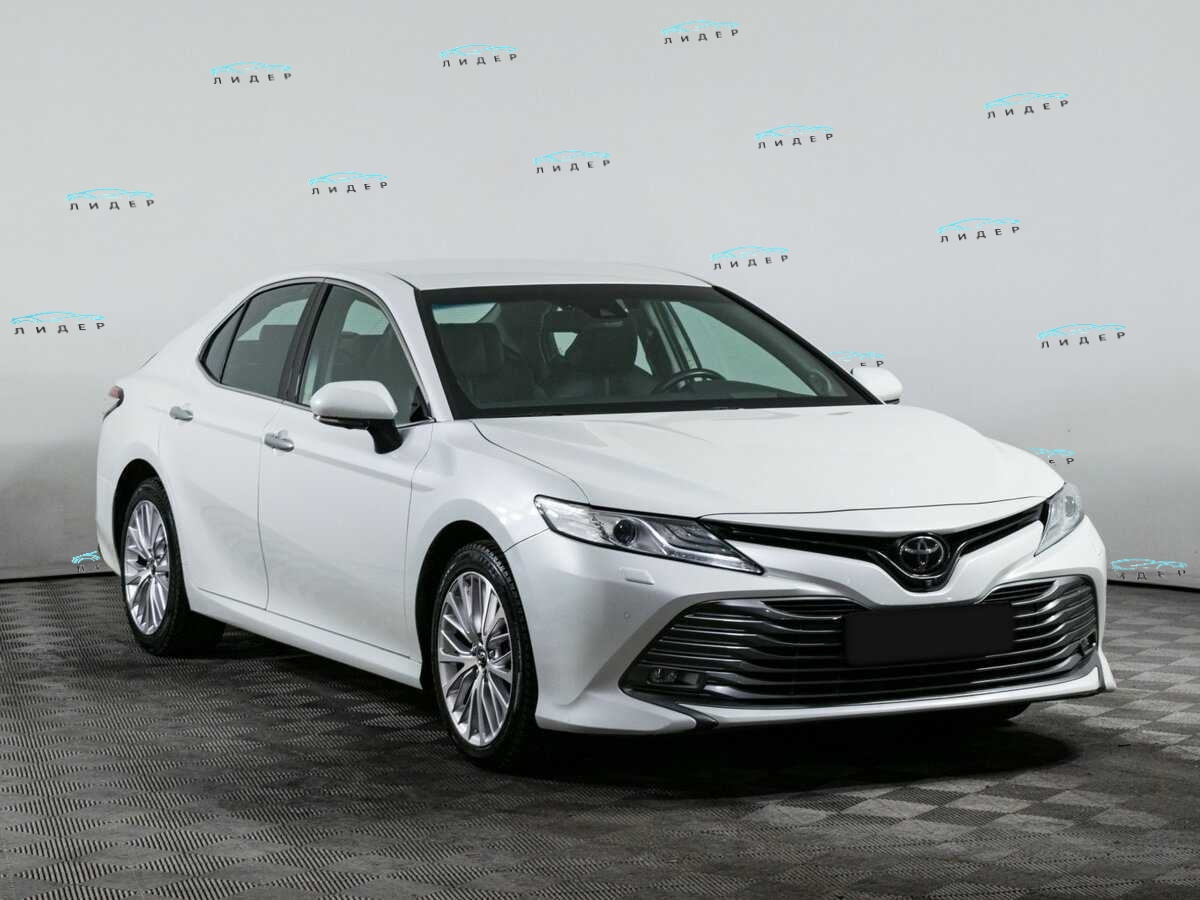 Б/У Тойота Камри 2018 года. Фото: #2