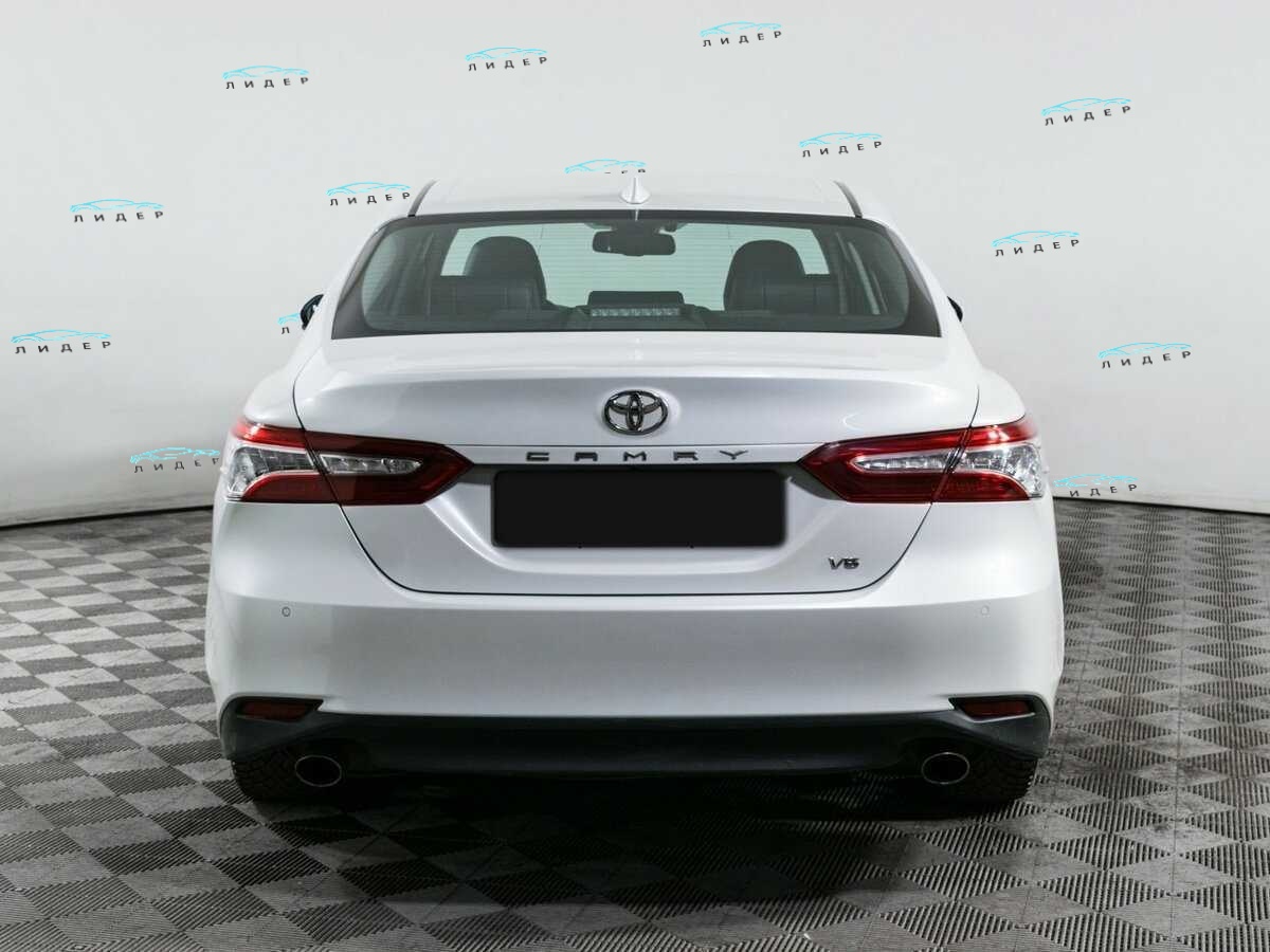 Б/У Тойота Камри 2018 года. Фото: #4