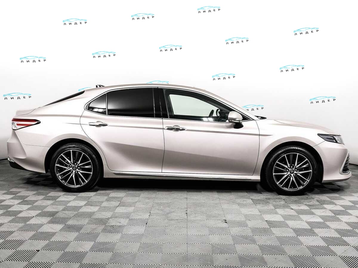 Б/У Тойота Камри 2023 года. Фото: #3