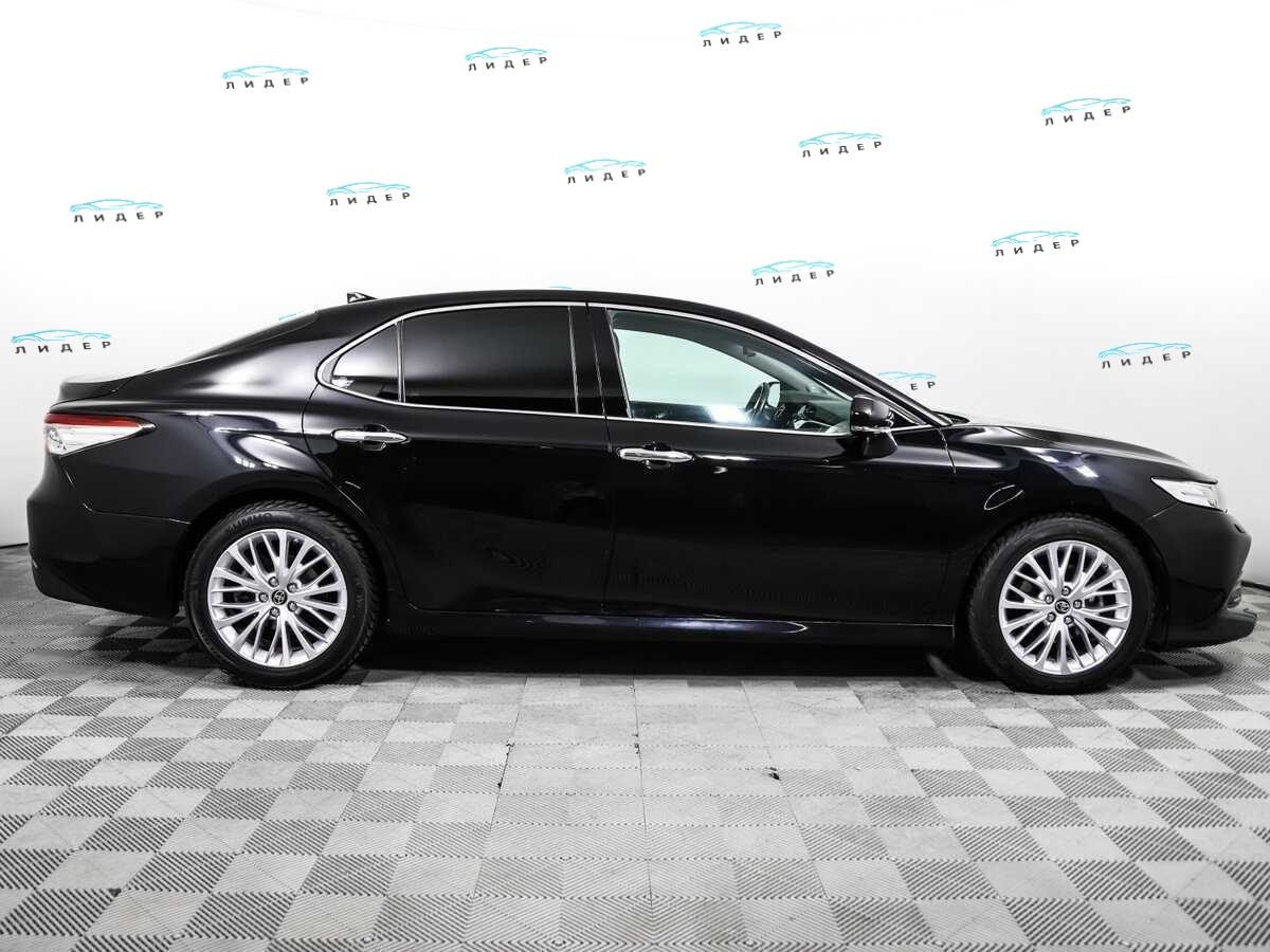 Б/У Тойота Камри 2018 года. Фото: #3